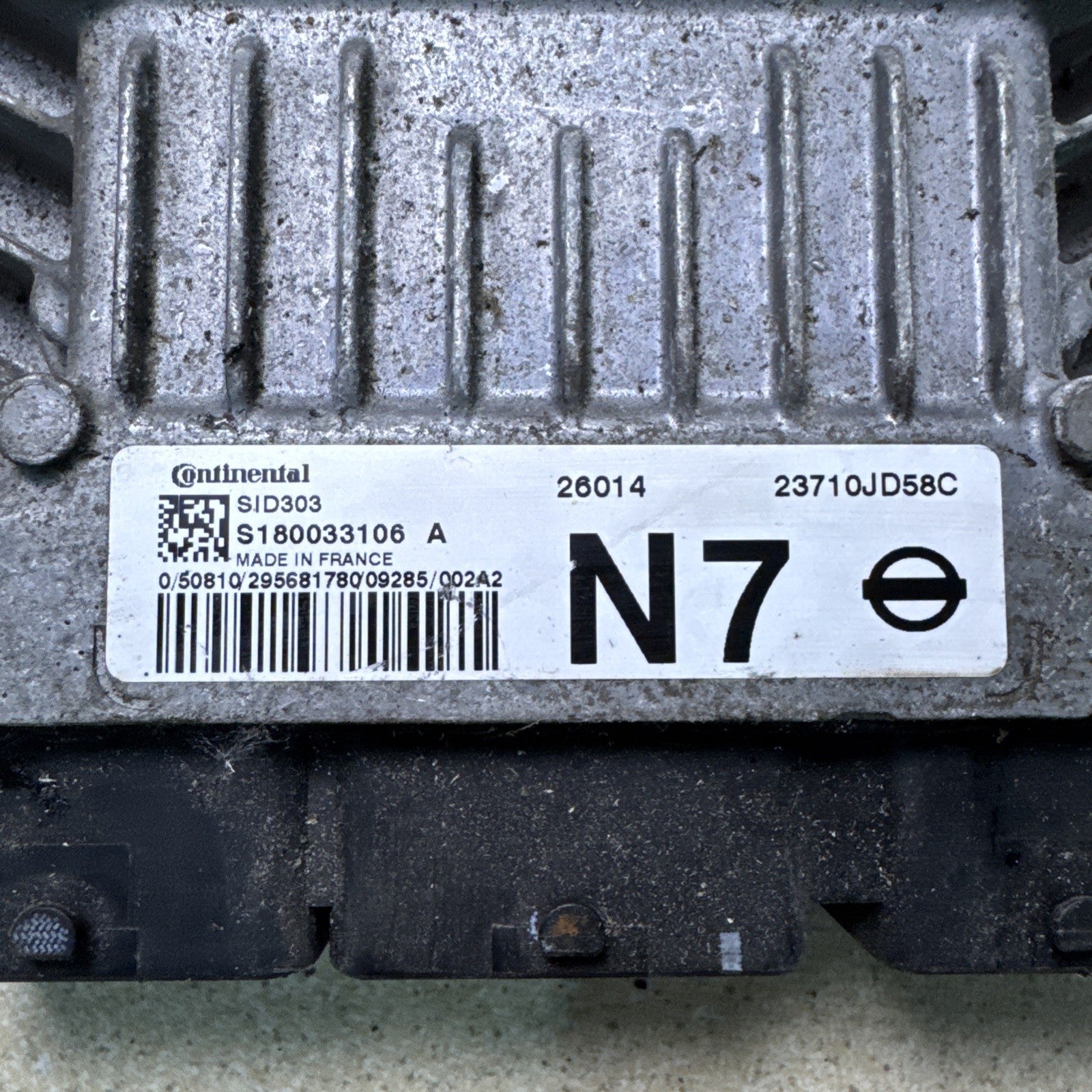 NISSAN QASHQAI  SID 303 ECU ENGINE CONTROL UNIT -23710JD58C S180033106 A