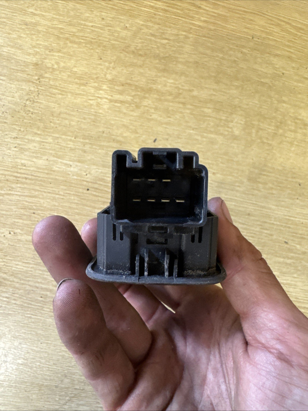 Land Rover Discovery rear door window switch YUD501080  (2005-2009)