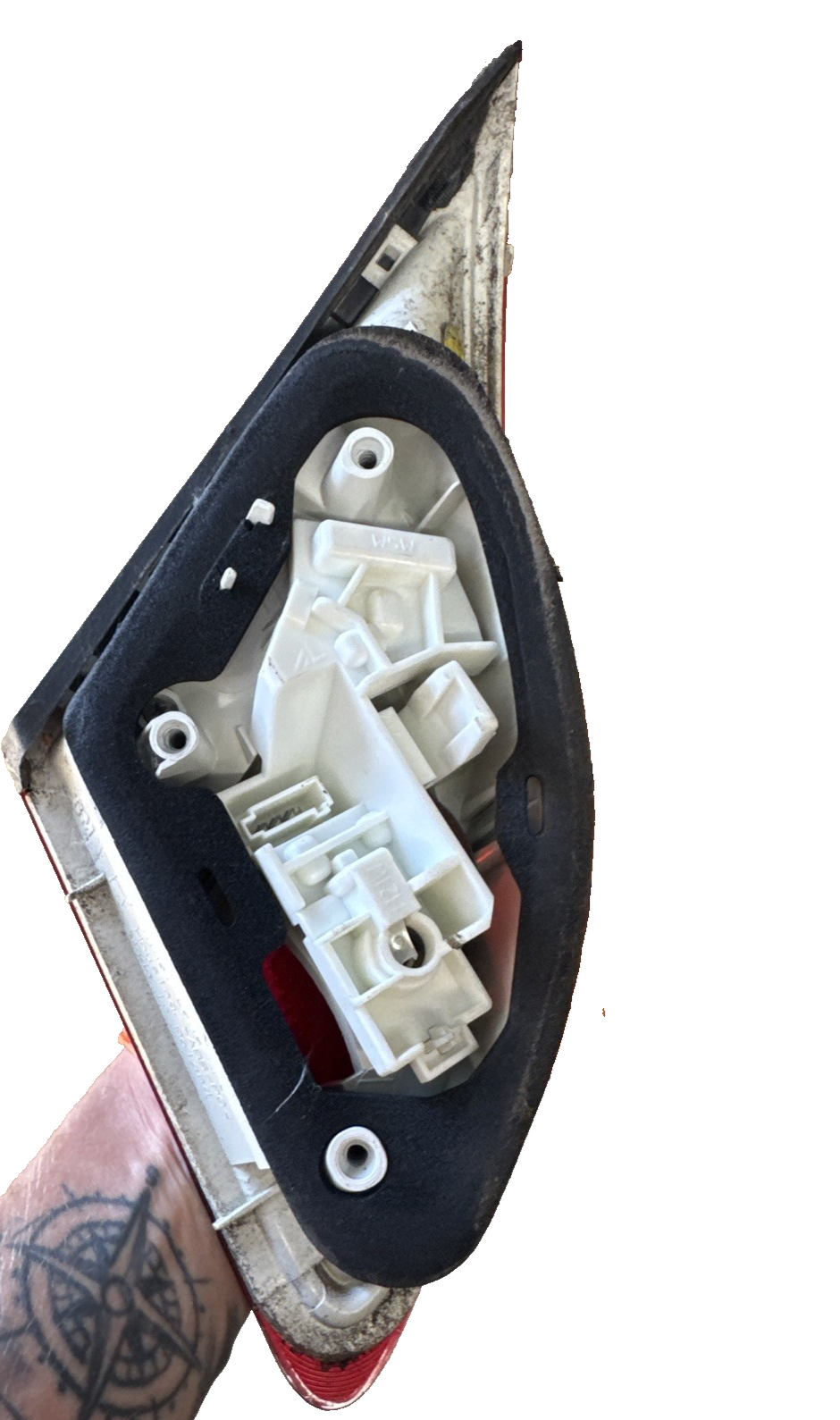 VAUXHALL ASTRA J 5DR HATCHBACK 09-15 DRIVER O/S/R ON GATE TAIL LIGHT 1090098 V76