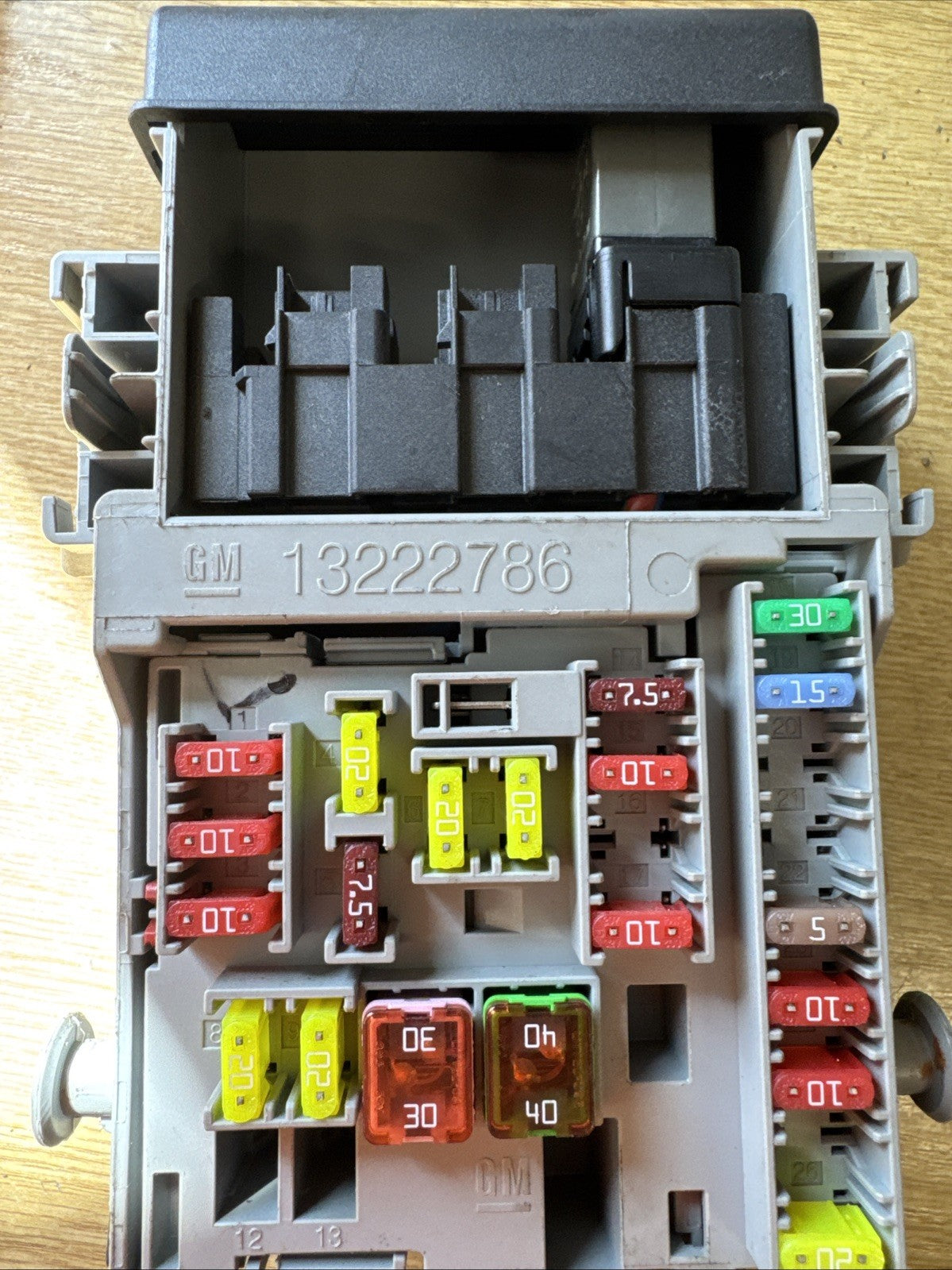 Vauxhall Astra Fusebox Dashboard Relay 2009-2015 J MK6 1.7 CDTi OEM 13222786