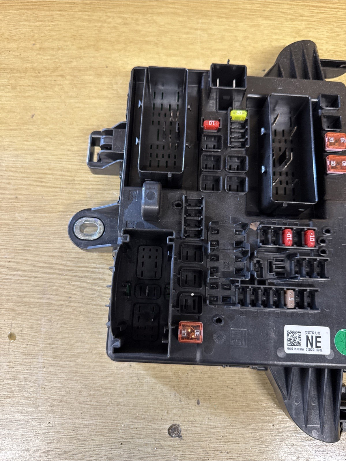 VAUXHALL INSIGNIA 2008-2013 HATCHBACK 2.0CDTI REAR FUSE BOX 13277321