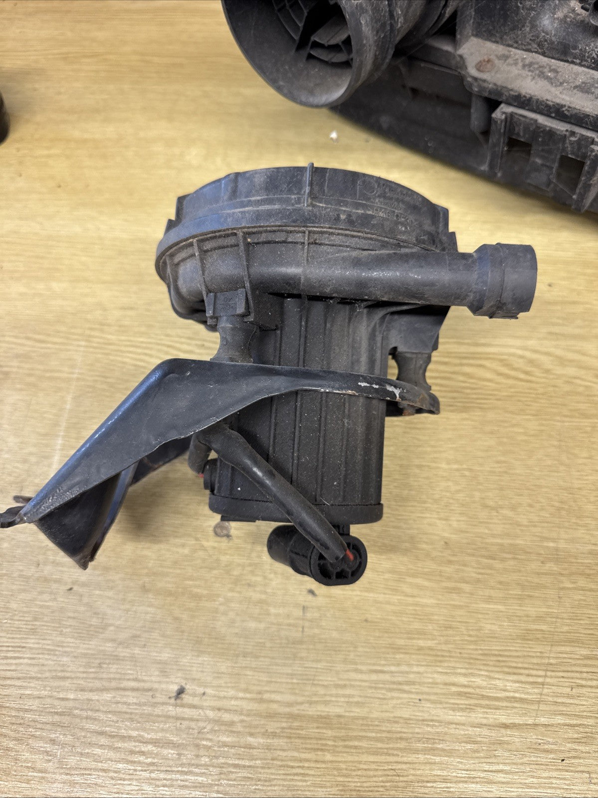 BMW 3 SERIES E46 SECONDARY VACUUM AIR PUMP 7506209 7506210