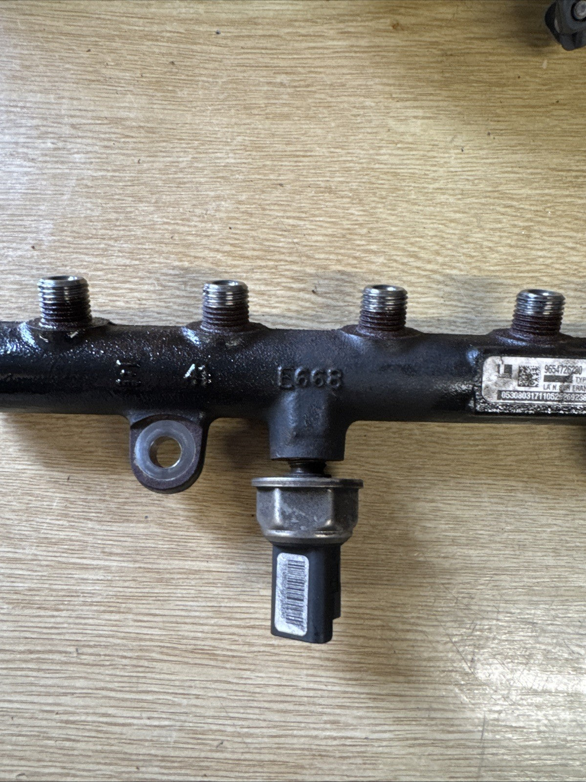 PEUGEOT 407 2.0 HDI DIESEL FUEL INJECTOR RAIL 9654726280