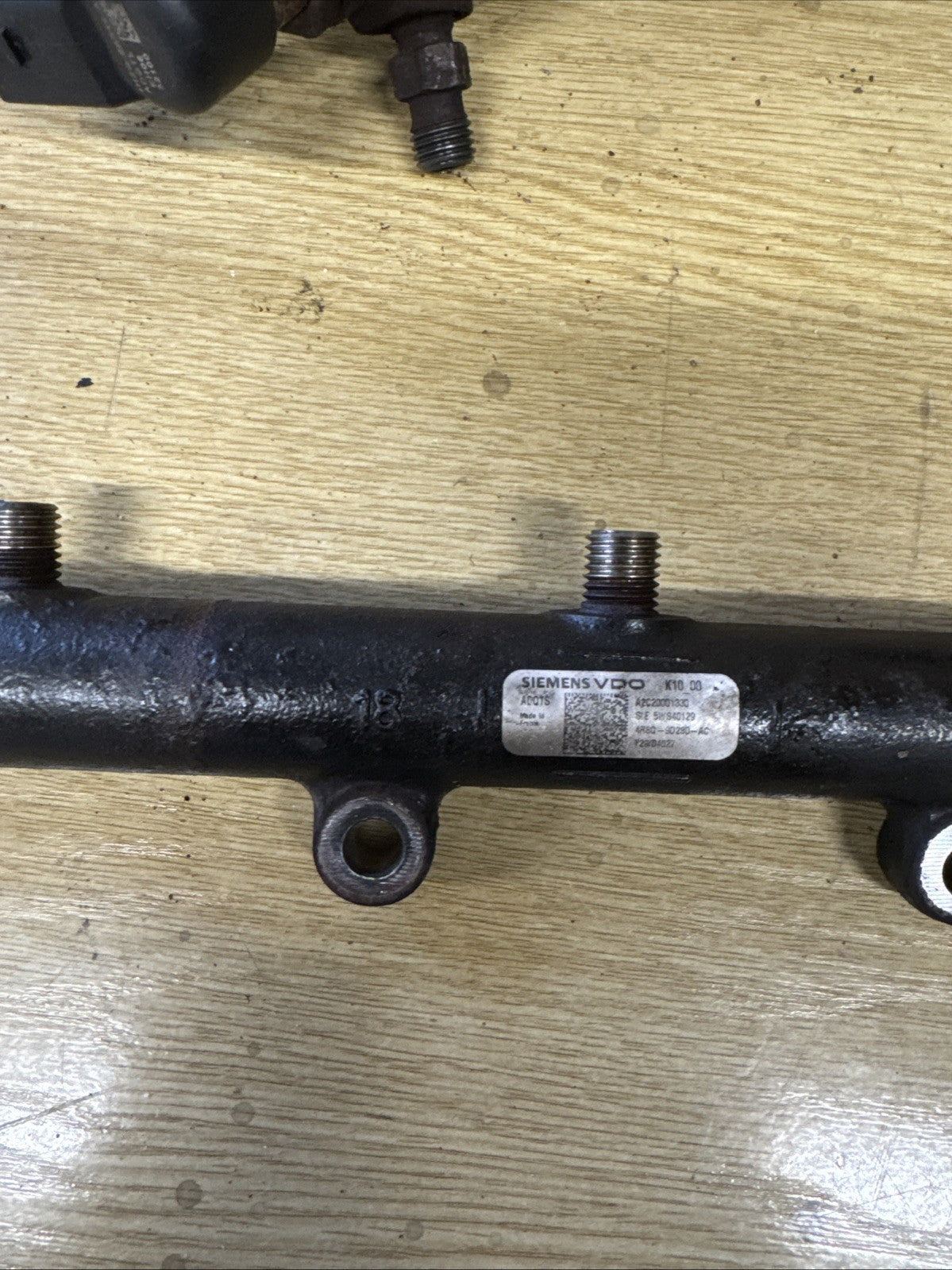 DISCOVERY 3 RANGE ROVER SPORT TDV6 2.7L DIESEL FUEL RAIL 4R8Q9D280AC