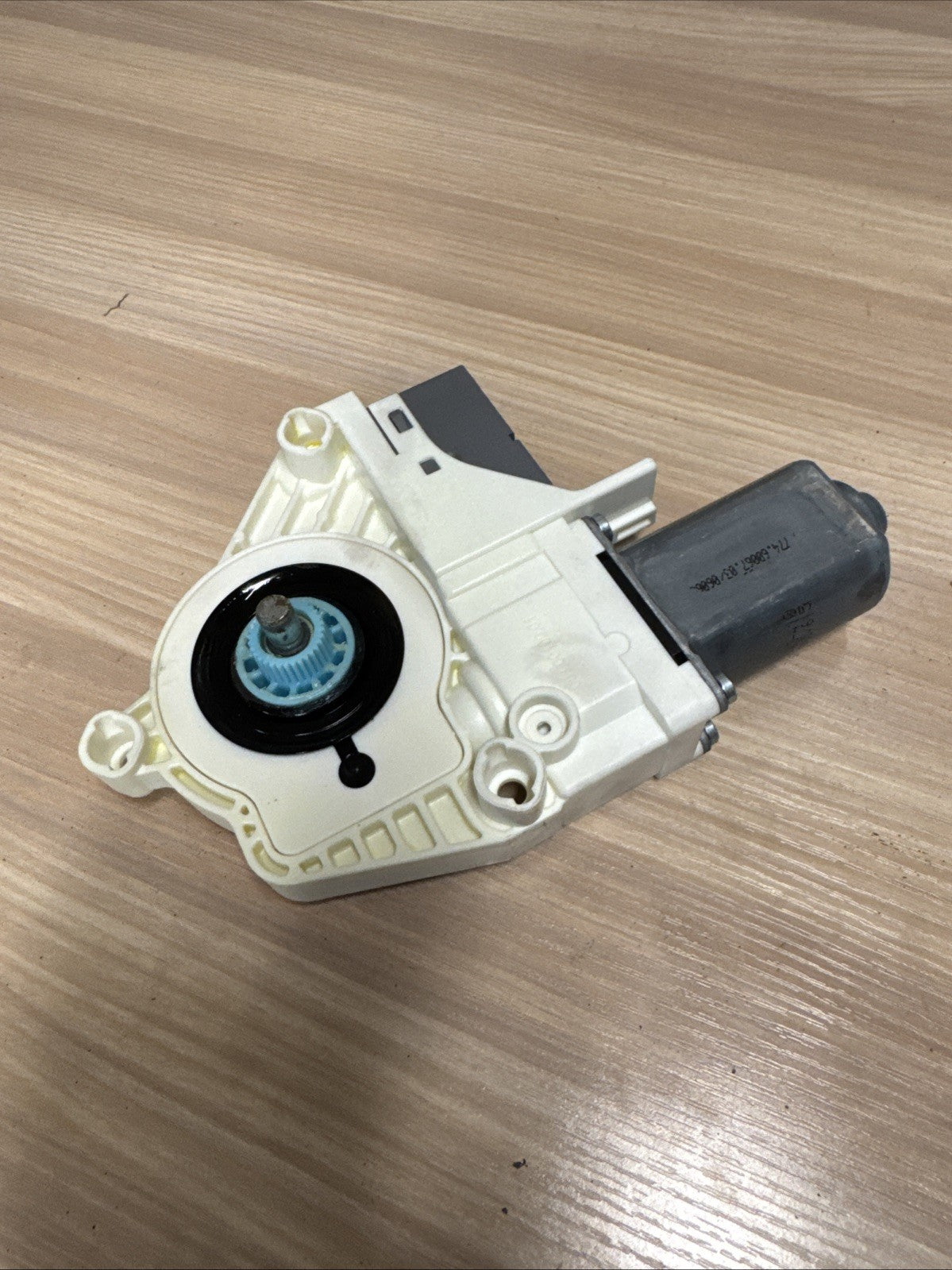 LAND ROVER DISCOVERY 3 O/S FRONT RIGHT WINDOW MOTOR 995075 CUR000140 A129