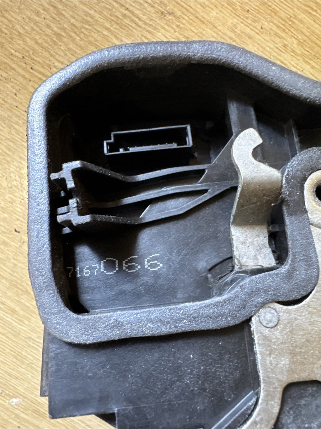 BMW 1 3 5 Series E60 E87 E90 O/S Right Front Door Latch Actuator Catch 7167066