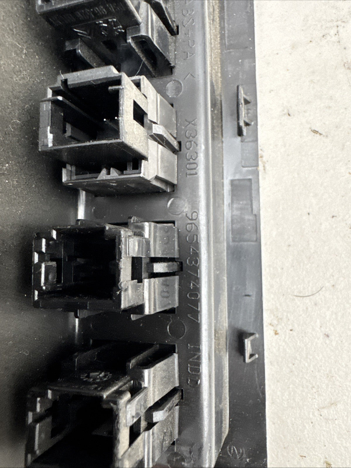 PEUGEOT 207 DOOR LOCK SWITCH 9654374077 CHILD LOCKING CONTROL BUTTON 06-09