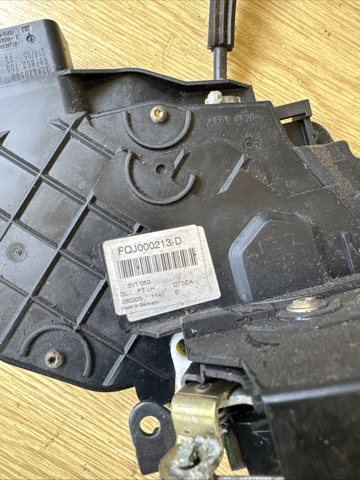 LAND ROVER DISCOVERY 3 N/S PASSENGER SIDE FRONT DOOR LOCK  FQJ000213-D