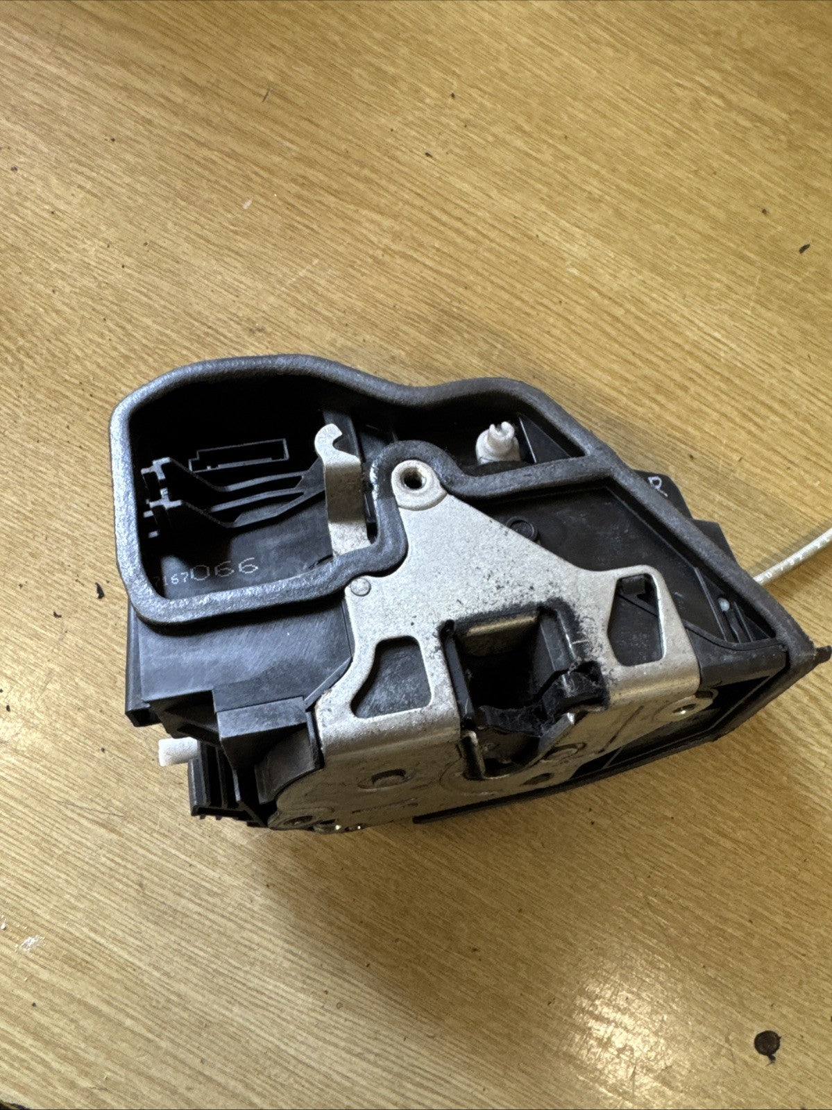 BMW 1 3 5 Series E60 E87 E90 O/S Right Front Door Latch Actuator Catch 7167066