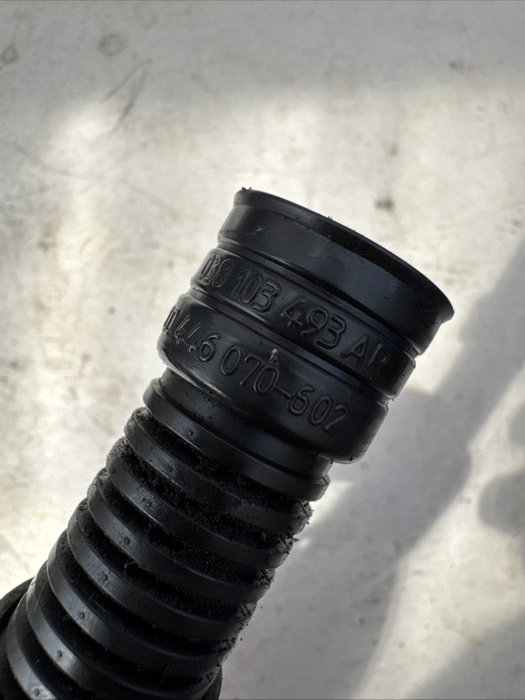 SKODA OCTAVIA MK2 VW AUDI SEAT 1.9 DIESEL UPPER ENGINE BREATHER PIPE 038103493AC