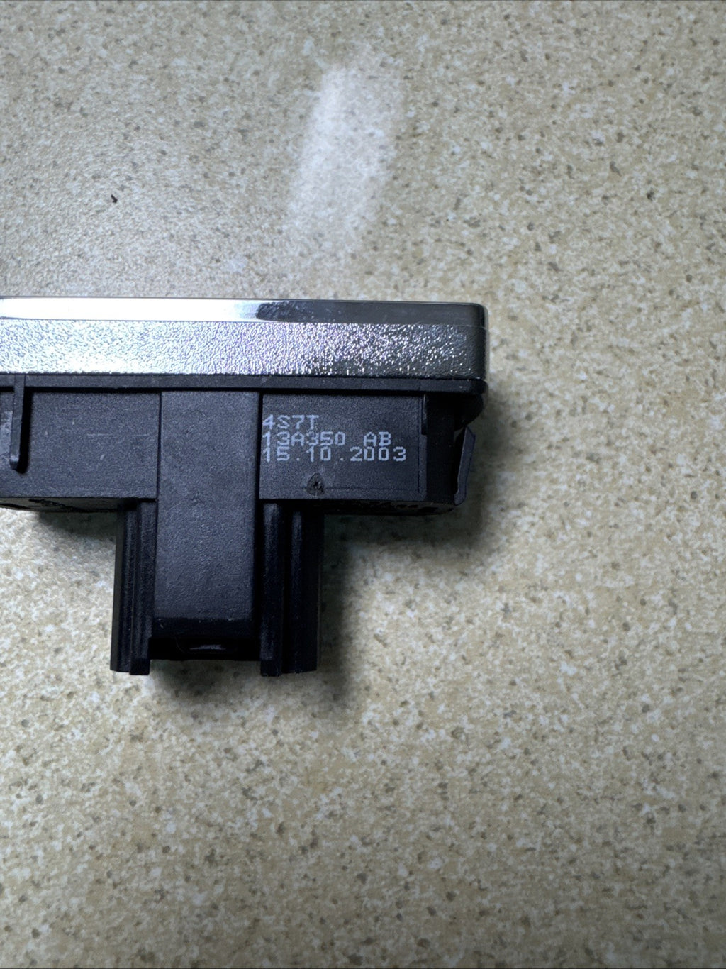 FORD MONDEO MK3 00-07 HAZARD WARNING LIGHT SWITCH 4S7T13A350AB