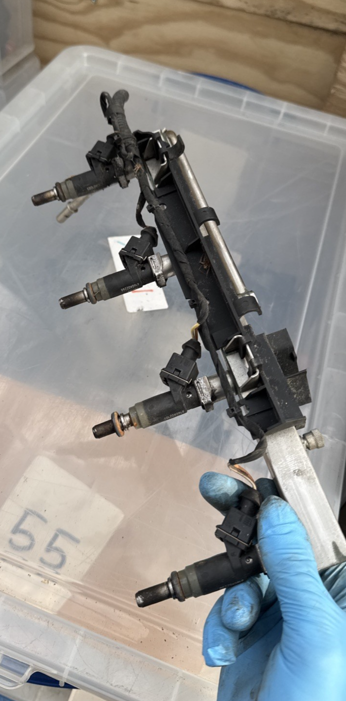 BMW 3 Z4 FUEL RAIL WITH INJECTORS  E46 E85 320i 2.0i N46 7506158