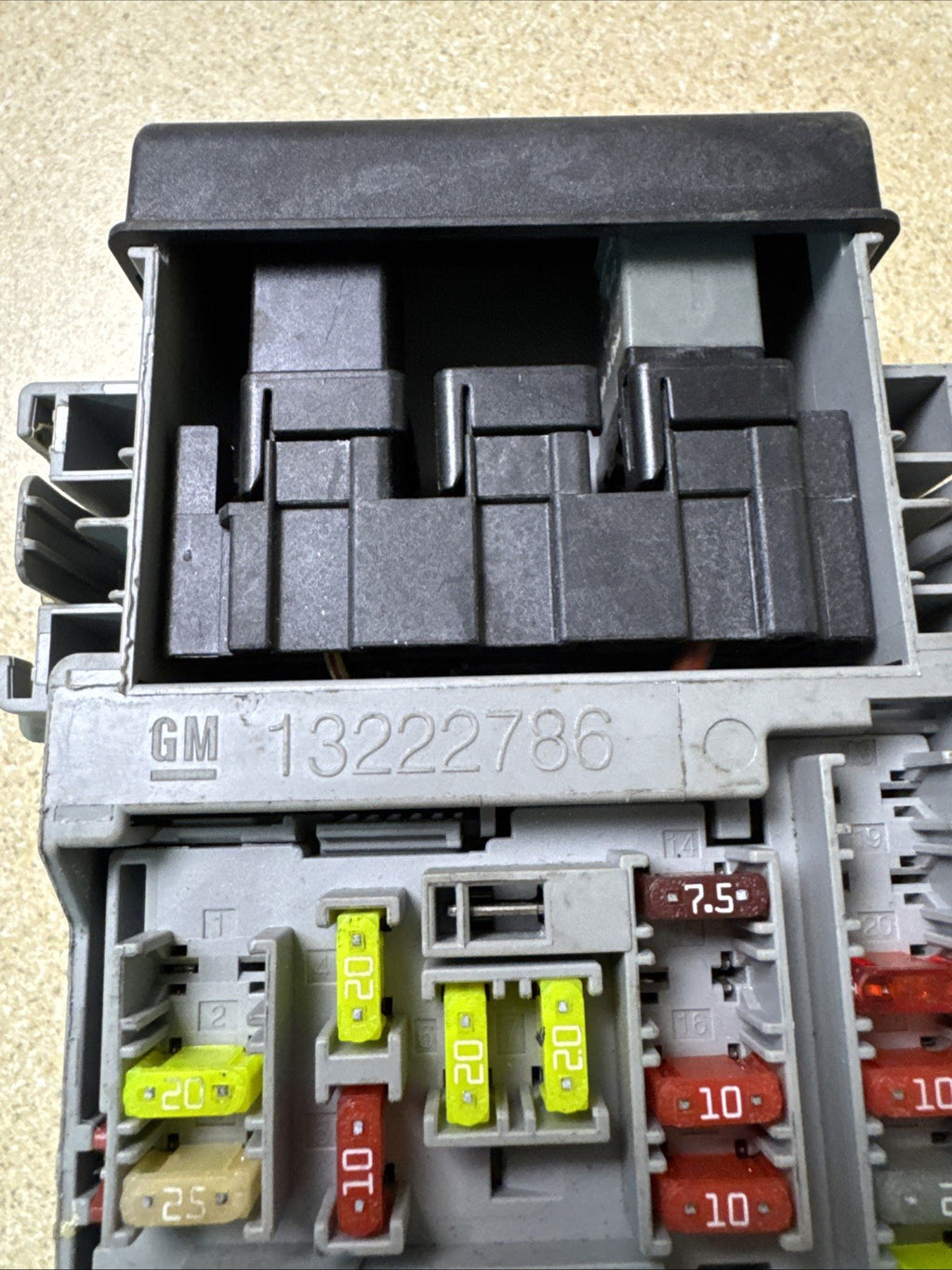FUSE RELAY BOX 13222786 VAUXHALL ZAFIRA TOURER C 2018