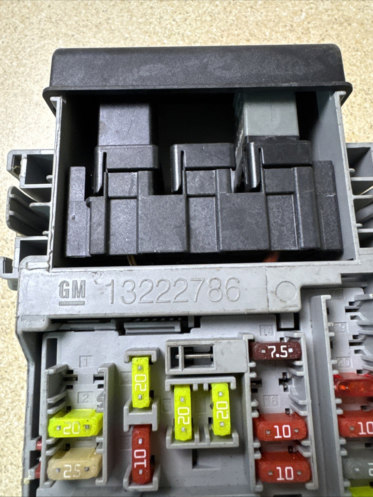 FUSE RELAY BOX 13222786 VAUXHALL ZAFIRA TOURER C 2018