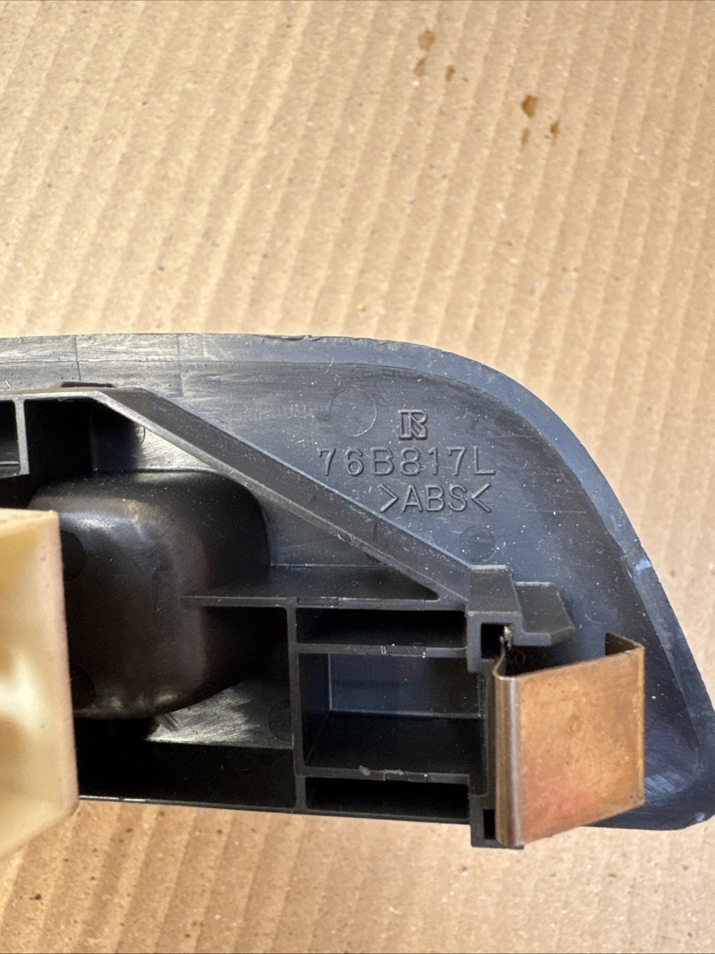 2003 SUZUKI IGNIS FRONT LEFT WINDOW SWITCH 76B817L C585