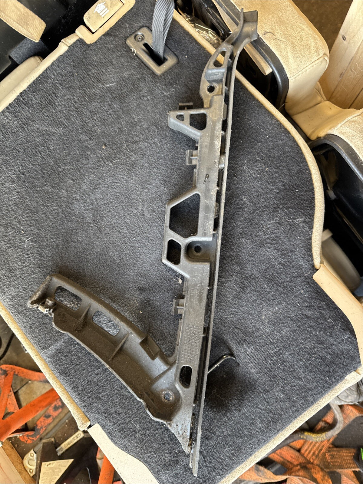 DQN000061 - BUMPER MOUNTING BRACKET RIGHT HAND REAR RANGE ROVER SPORT
