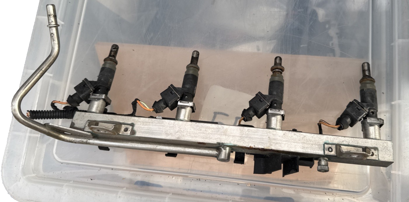 BMW 3 Z4 FUEL RAIL WITH INJECTORS  E46 E85 320i 2.0i N46 7506158