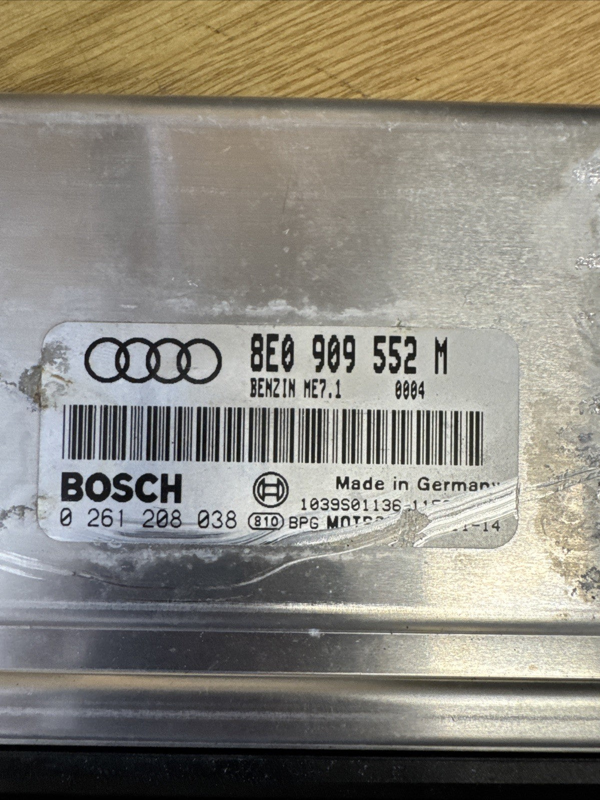 8E0909552M Audi A4 B6 2.4 Engine Control Unit ECU 8E0909552 M / 0261208038