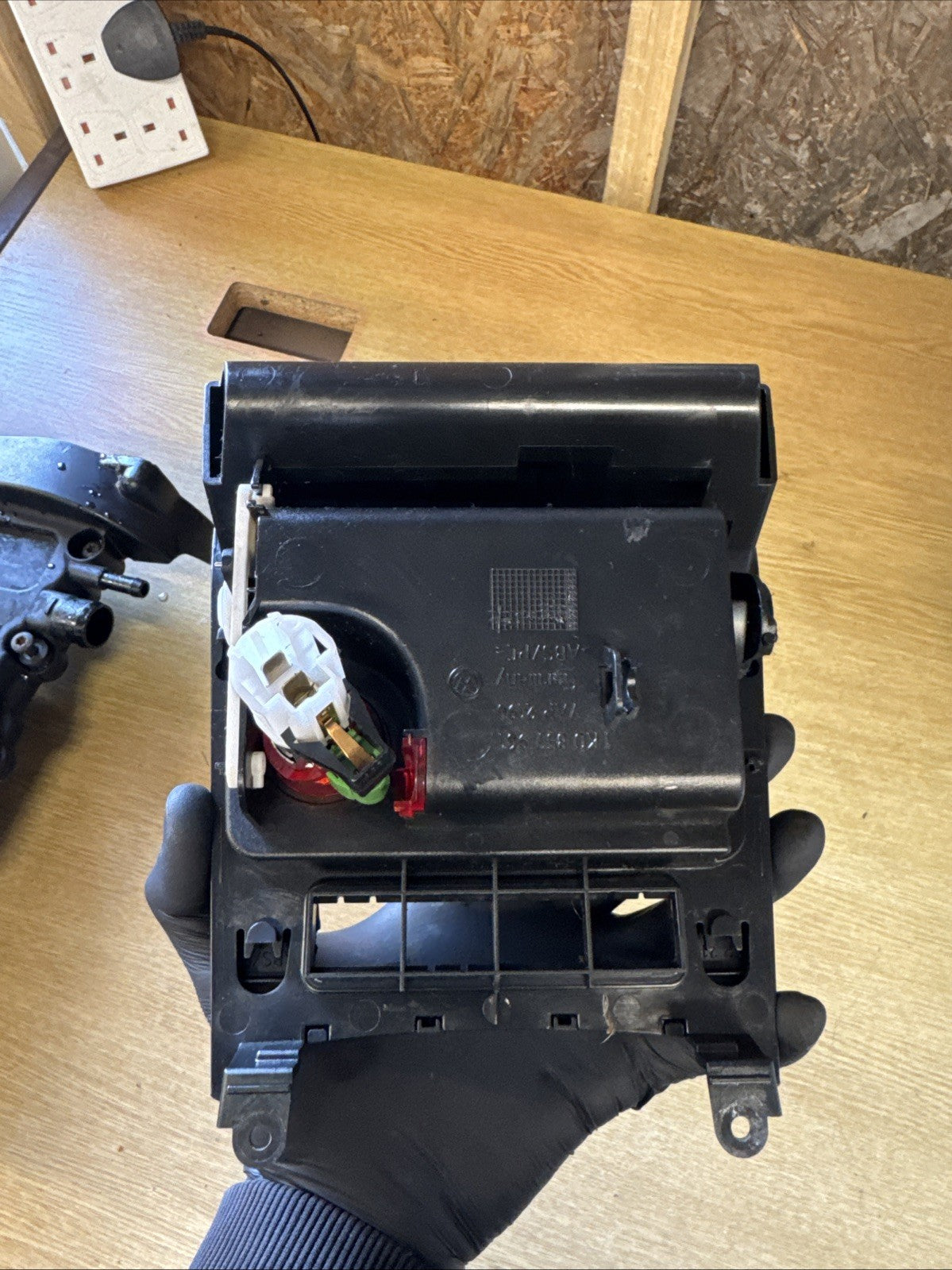 VOLKSWAGEN VW EOS 2007 STORAGE COMPARTMENT WITH 12V OUTPUT 1K0863082F