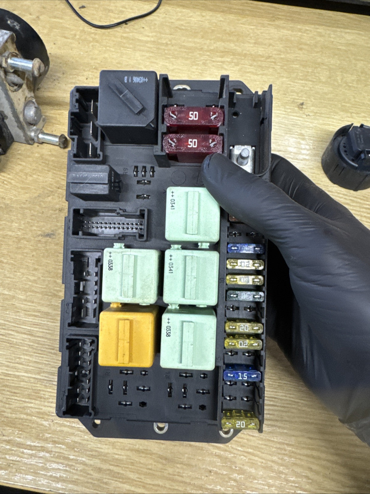 Range Rover Vogue 4.4L 2004 Genuine Relay Fuse Box YQE000351