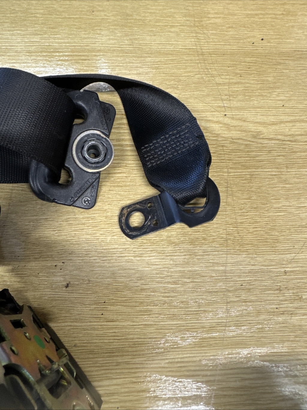 RANGE ROVER SEATBELT PASSENGER SIDE REAR L322 2004
